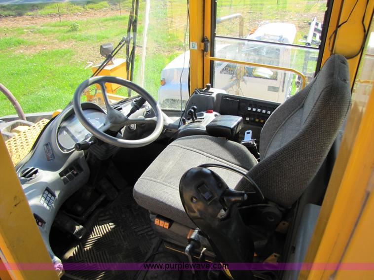 image for item 8261 2005 Volvo L330E wheel loader