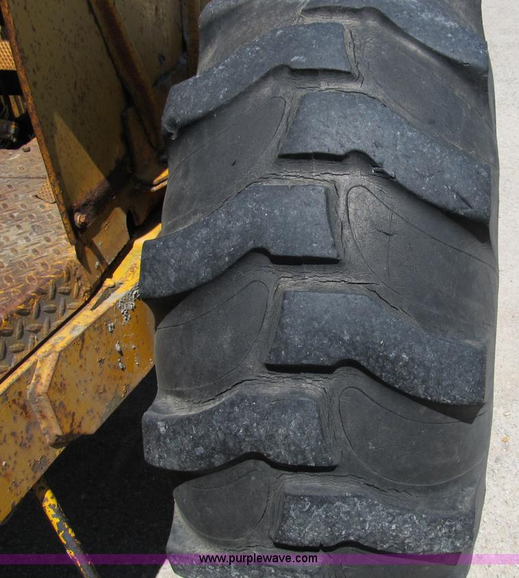 image for item 8997 John Deere 480BD forklift