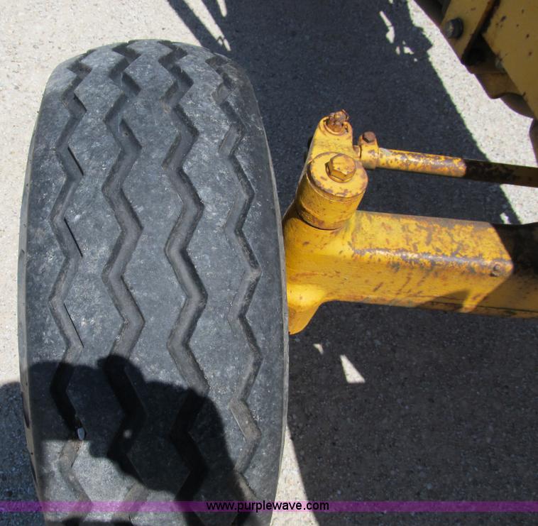 image for item 8997 John Deere 480BD forklift