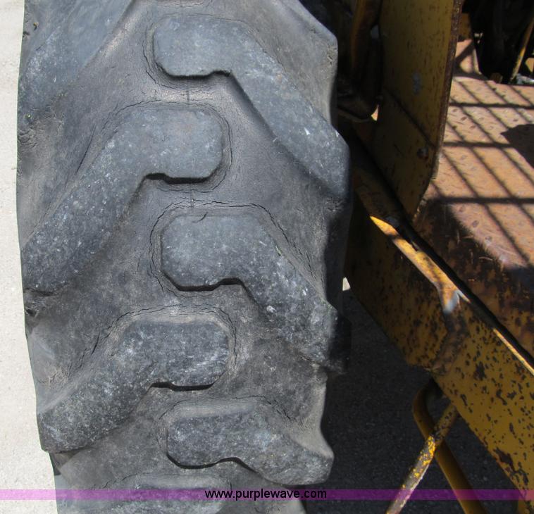 image for item 8997 John Deere 480BD forklift