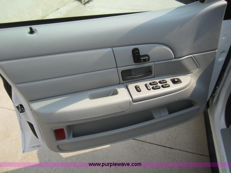 image for item 3418 2005 Ford Crown Victoria Police Interceptor