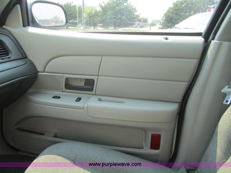 image for item 3418 2005 Ford Crown Victoria Police Interceptor