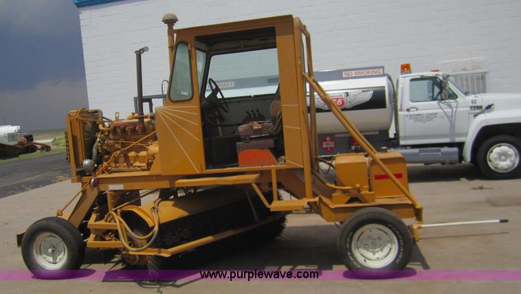 image for item 3440 Self propelled street sweeper