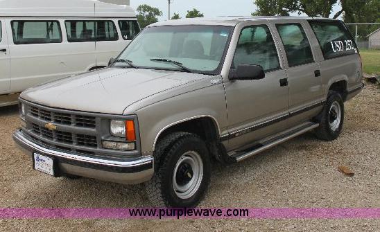 image for item 6327 1999 Chevrolet Suburban 2500 SUV