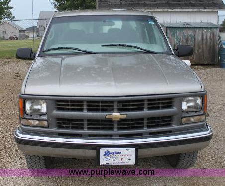 image for item 6327 1999 Chevrolet Suburban 2500 SUV