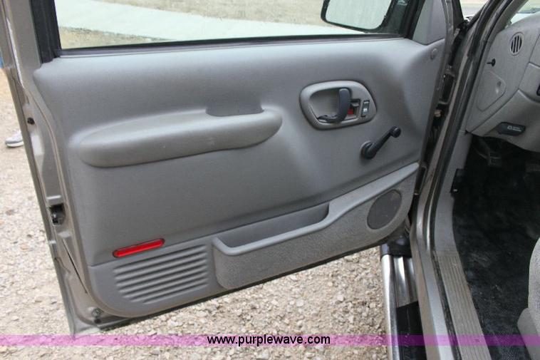 image for item 6327 1999 Chevrolet Suburban 2500 SUV