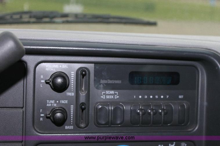 image for item 6327 1999 Chevrolet Suburban 2500 SUV