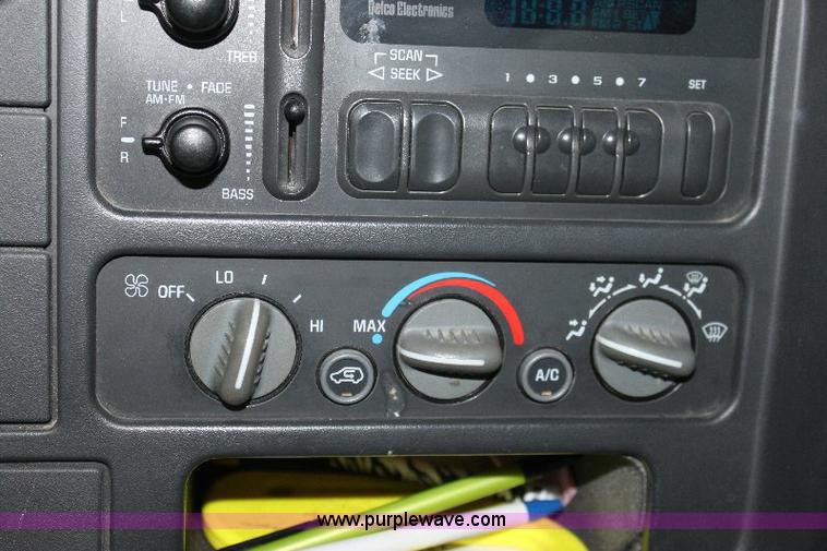 image for item 6327 1999 Chevrolet Suburban 2500 SUV