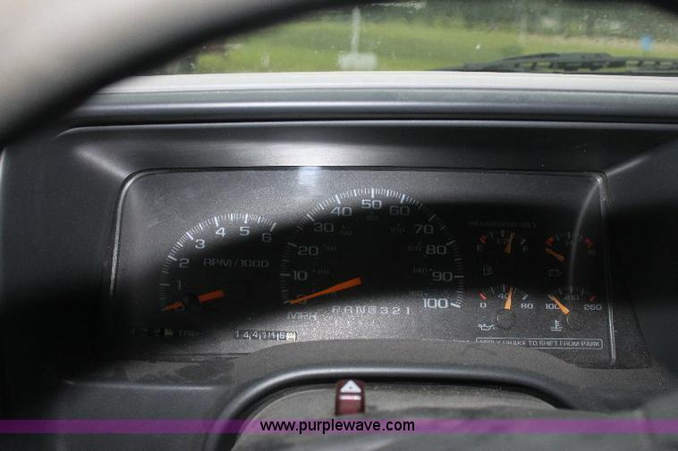 image for item 6327 1999 Chevrolet Suburban 2500 SUV