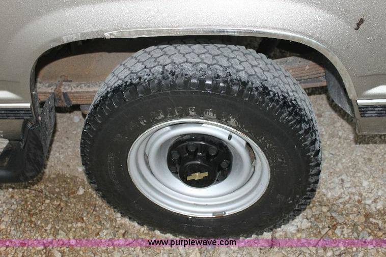 image for item 6327 1999 Chevrolet Suburban 2500 SUV