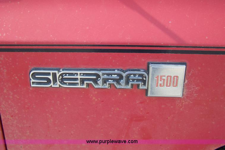 image for item 7320 1985 GMC Sierra C1500 pickup truck
