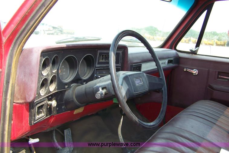 image for item 7320 1985 GMC Sierra C1500 pickup truck