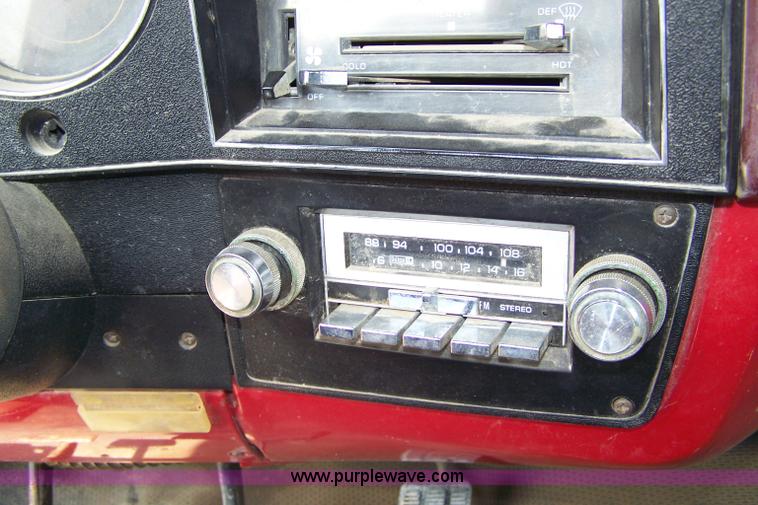 image for item 7320 1985 GMC Sierra C1500 pickup truck