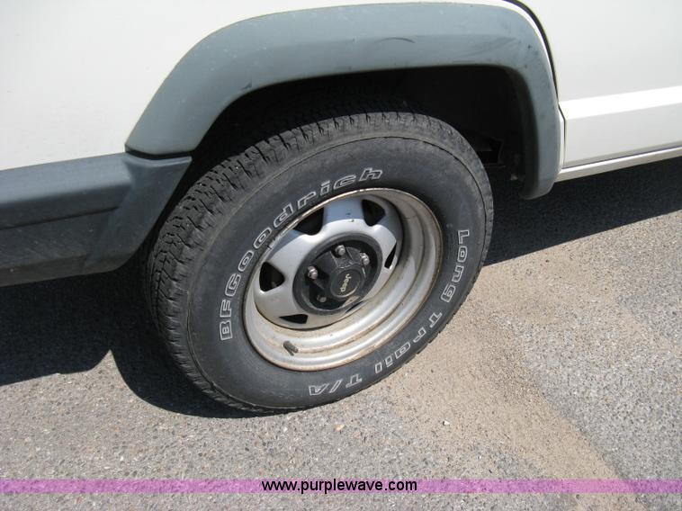 image for item A4264 1998 Jeep Cherokee SE SUV