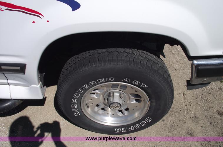 image for item 5549 1993 Ford Explorer XLT SUV