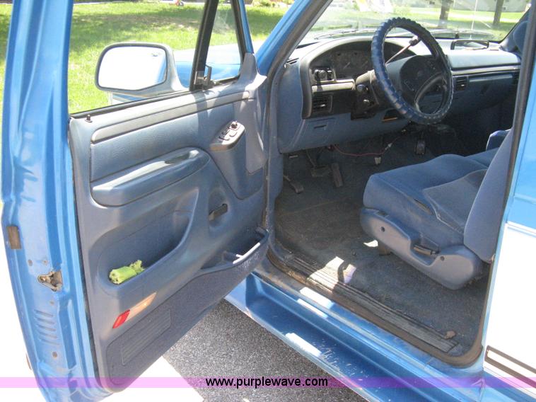 image for item A4256 1995 Ford F250 XLT extended cab pickup truck