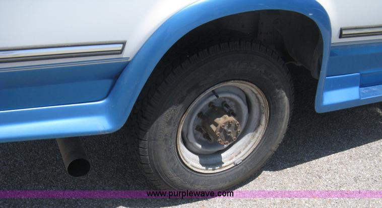 image for item A4256 1995 Ford F250 XLT extended cab pickup truck