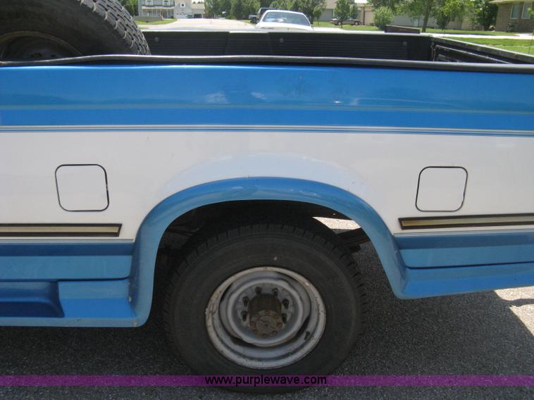 image for item A4256 1995 Ford F250 XLT extended cab pickup truck