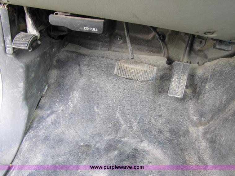 image for item A4692 1999 Ford F350 Super Duty pickup truck