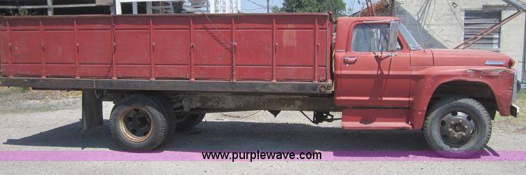 image for item A4795 1967 Ford F600 dump truck