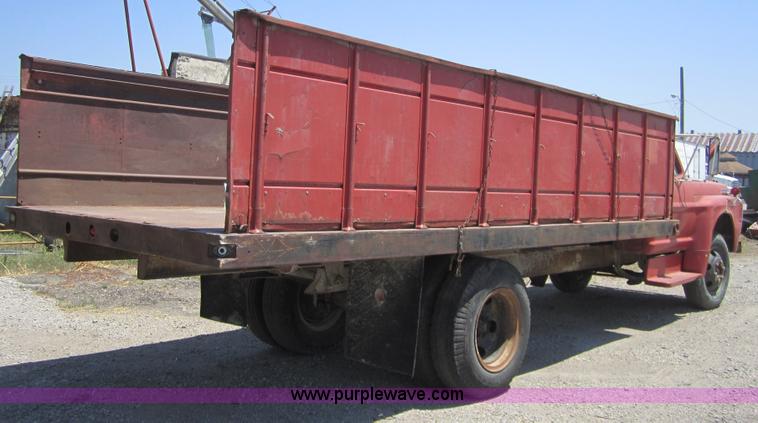 image for item A4795 1967 Ford F600 dump truck