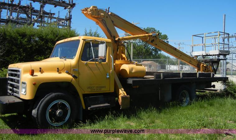 image for item 2353 1986 International S1754 bucket truck
