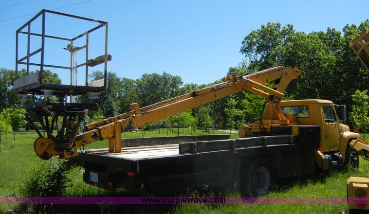 image for item 2353 1986 International S1754 bucket truck