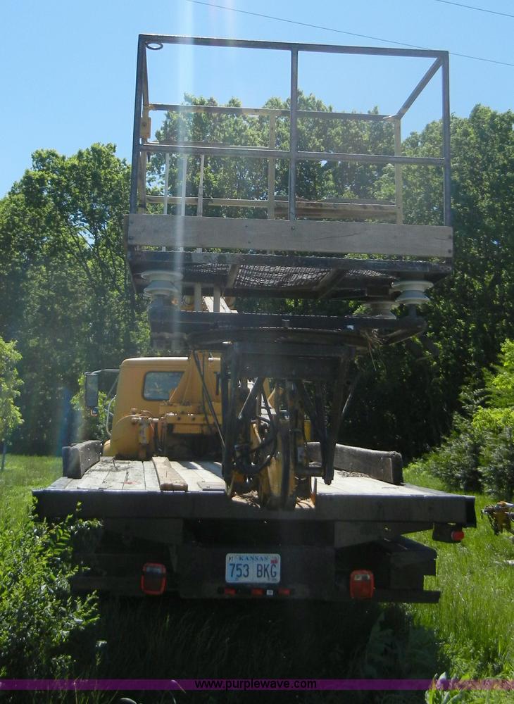 image for item 2353 1986 International S1754 bucket truck