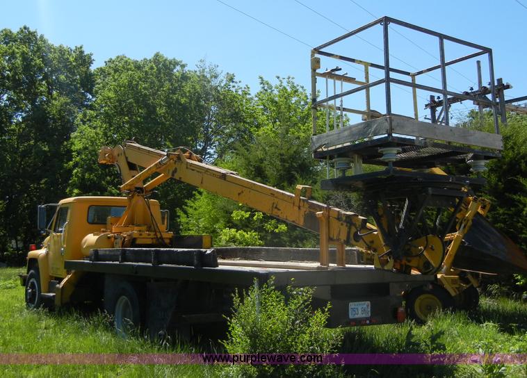image for item 2353 1986 International S1754 bucket truck
