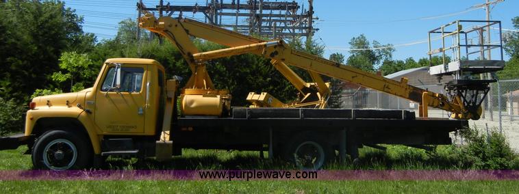 image for item 2353 1986 International S1754 bucket truck