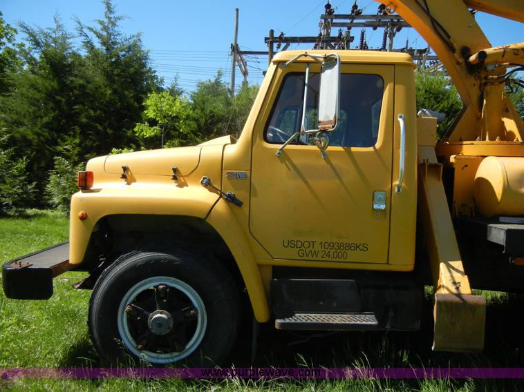 image for item 2353 1986 International S1754 bucket truck