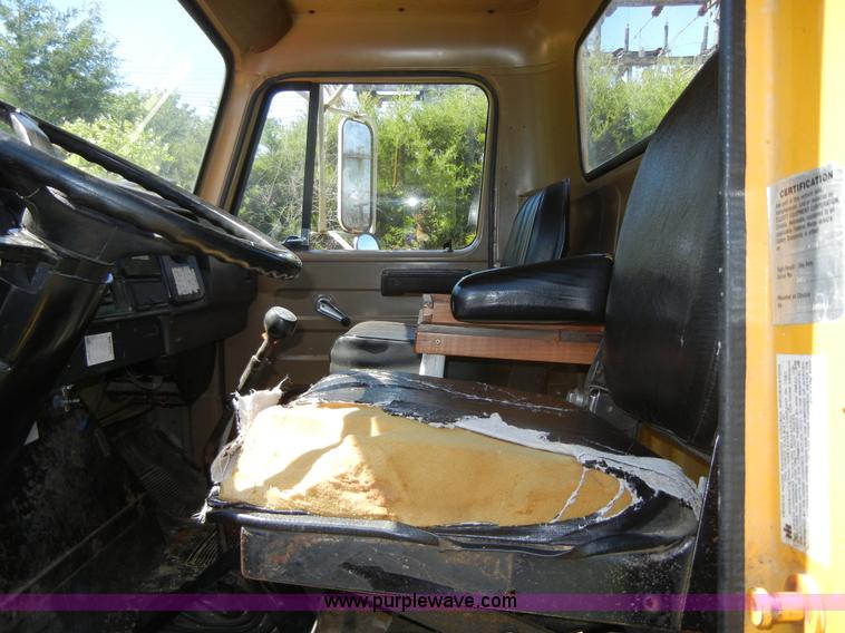 image for item 2353 1986 International S1754 bucket truck