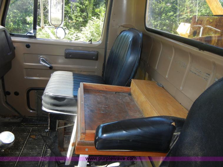 image for item 2353 1986 International S1754 bucket truck