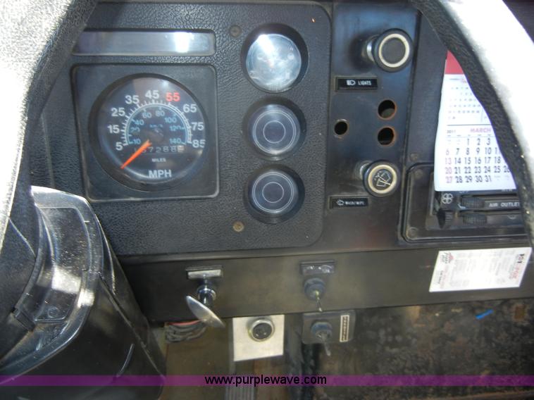 image for item 2353 1986 International S1754 bucket truck