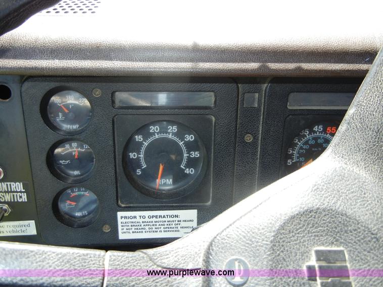 image for item 2353 1986 International S1754 bucket truck