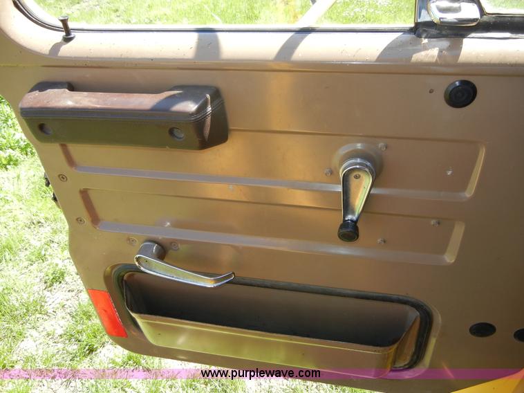 image for item 2353 1986 International S1754 bucket truck