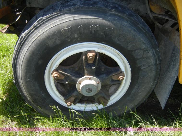 image for item 2353 1986 International S1754 bucket truck