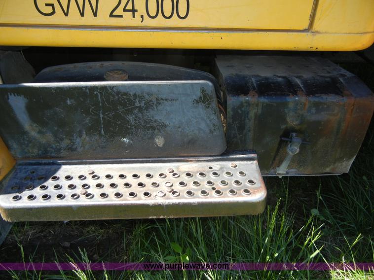 image for item 2353 1986 International S1754 bucket truck