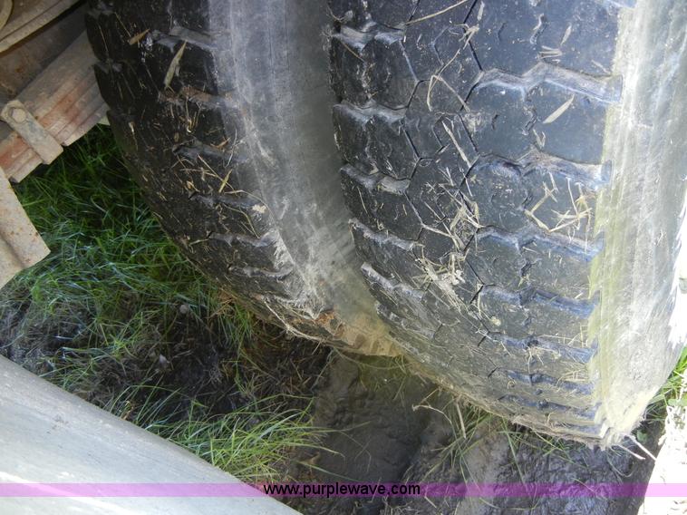 image for item 2353 1986 International S1754 bucket truck