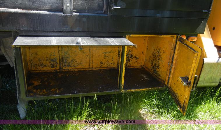 image for item 2353 1986 International S1754 bucket truck