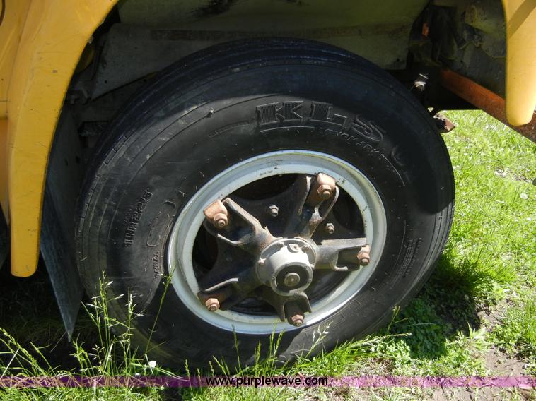 image for item 2353 1986 International S1754 bucket truck