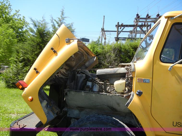 image for item 2353 1986 International S1754 bucket truck