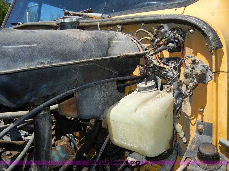 image for item 2353 1986 International S1754 bucket truck