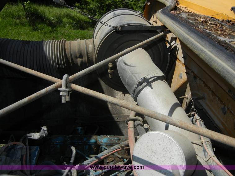 image for item 2353 1986 International S1754 bucket truck