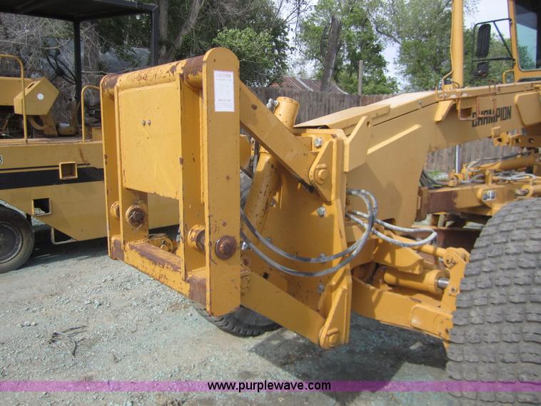 image for item 3082 1996 Champion 720A motor grader