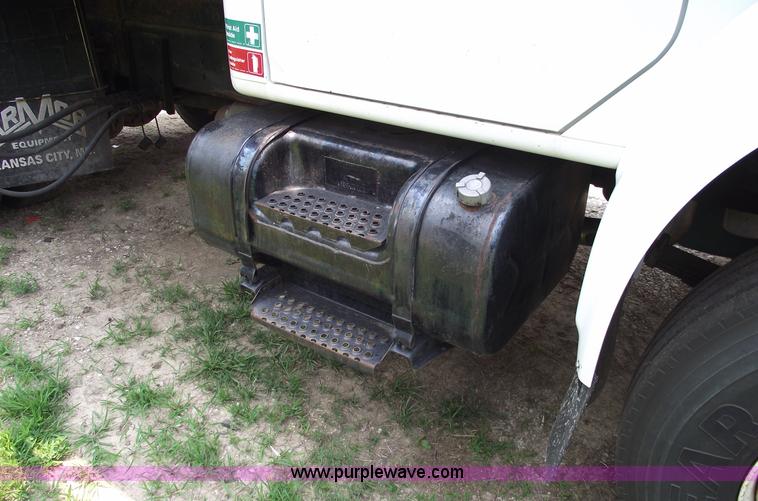 image for item 5396 2000 International 4700 dump truck