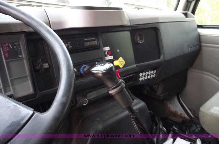 image for item 5396 2000 International 4700 dump truck