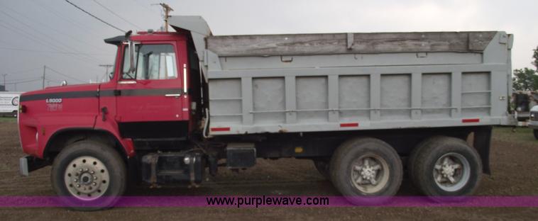 image for item 5407 1987 Ford LS9000 dump truck