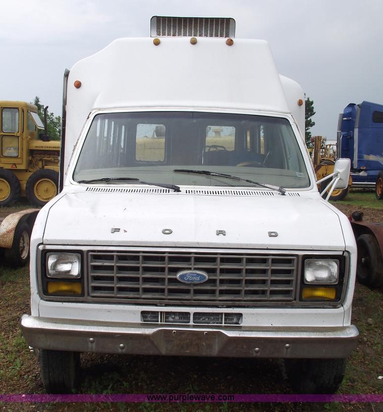 image for item 5413 1982 Ford E350 bus