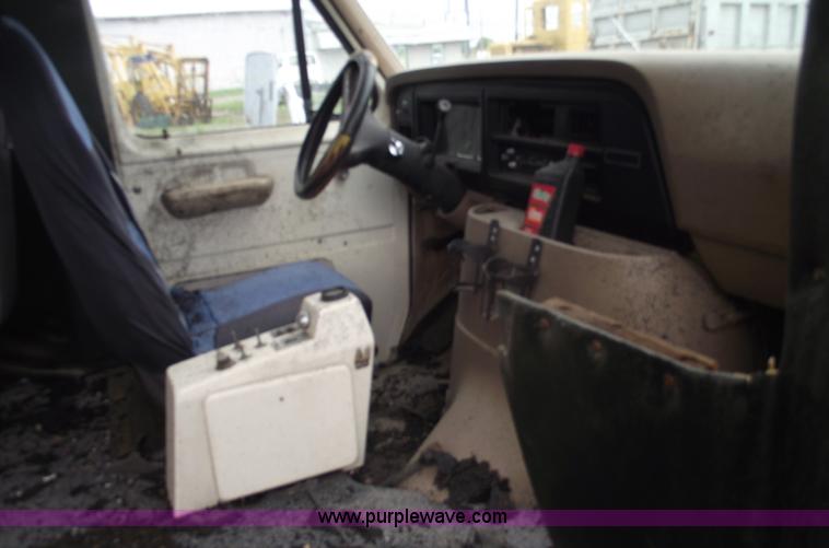 image for item 5413 1982 Ford E350 bus